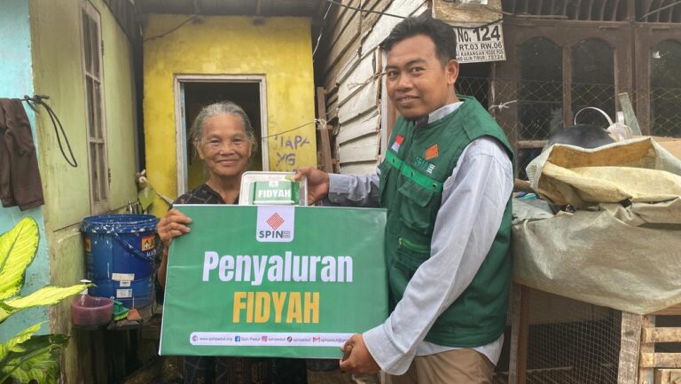 LAZ SPIN Salurkan Fidyah Sasar Lansia dan Fakir Miskin di Tambak Bulu Banjarbaru